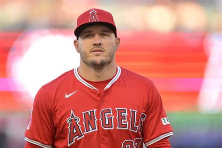 Angels Star Mike Trout Accepts 2016 MVP Award in NYC