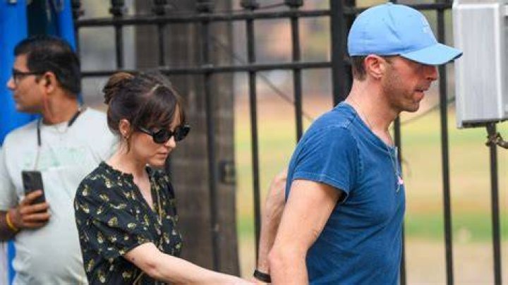 Dakota Johnson & Chris Martin rusler rundt på Mallorca på ferie bilder