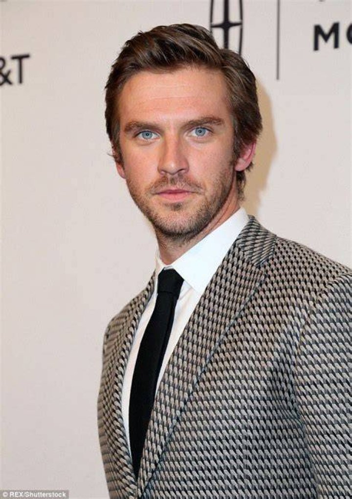 Dan Stevens looks dapper in fitted houndstooth suit Dan stevens, Dan