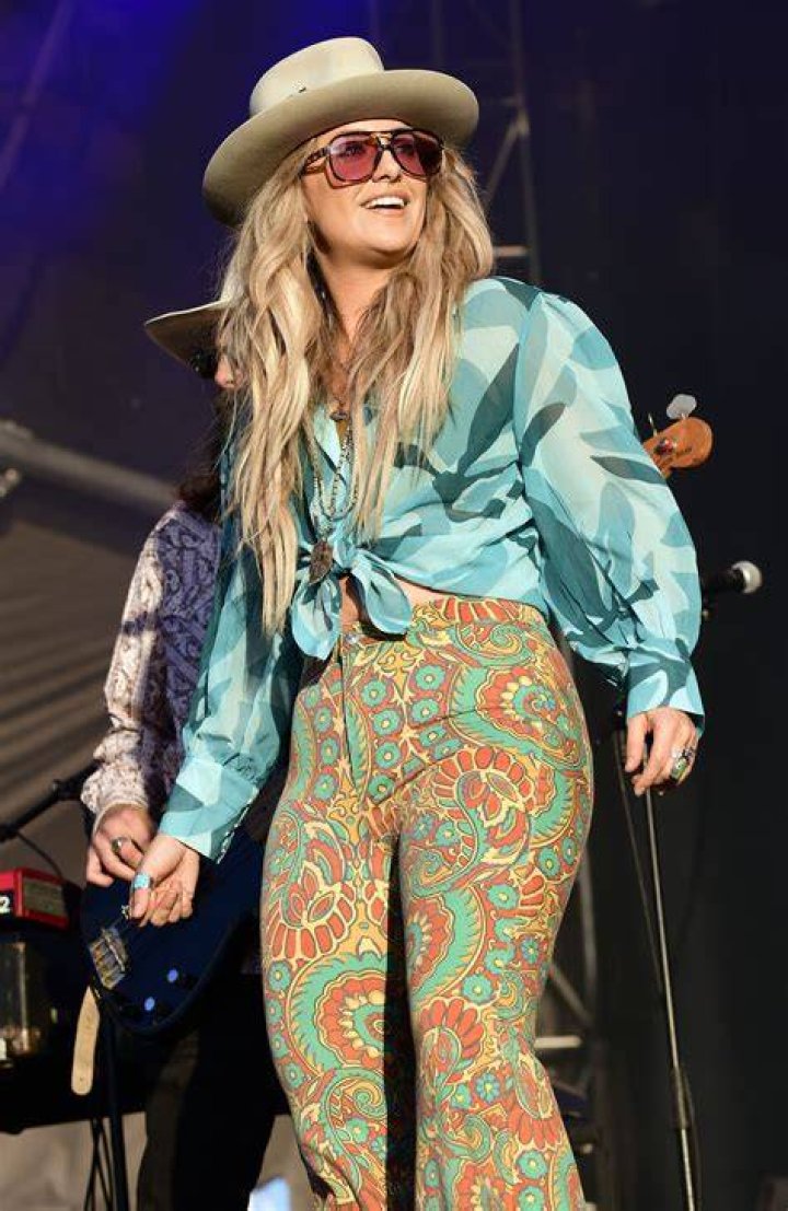 Embracing Lainey Wilson's Signature Shorts
