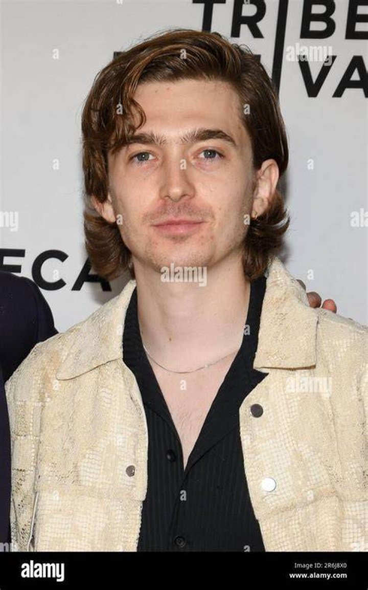 Euphoria&rsquo;s Austin Abrams Loved The Guys In The &ldquo;Super Sensual&rdquo; Dance