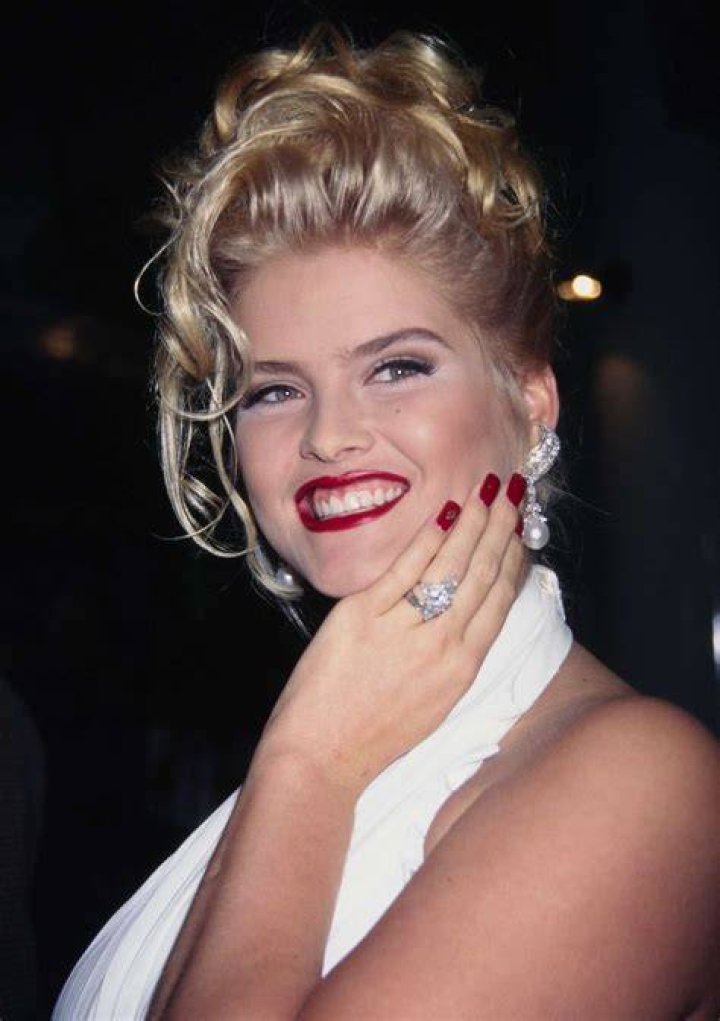 How much did Anna Nicole Smith weigh?