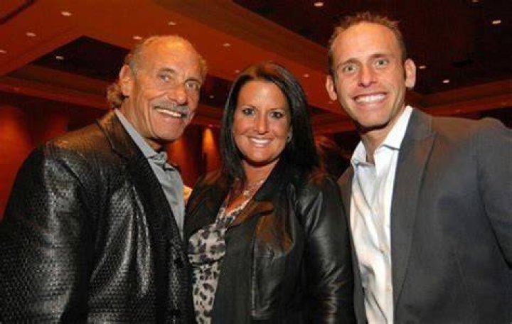 Is Les Gold Married | Complete Breakdown On His Marital Status