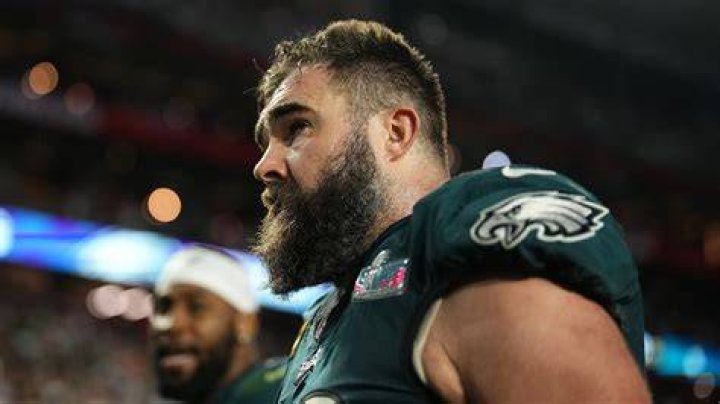 Jason Kelce tells Eagles teammates he’s retiring after emotional