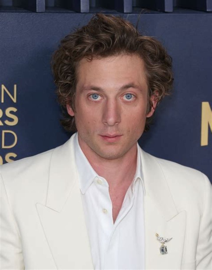 Jeremy Allen White StuartEllena