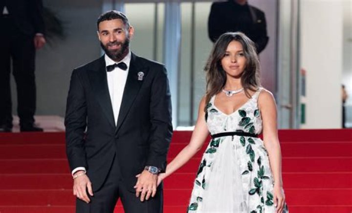 Karim Benzema entour&eacute; de sa femme et de son ex, la JLC family menac&eacute;e