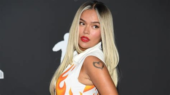 Karol G lleva el cabello rosa con fleco en los Latin Grammy 2023 Vogue