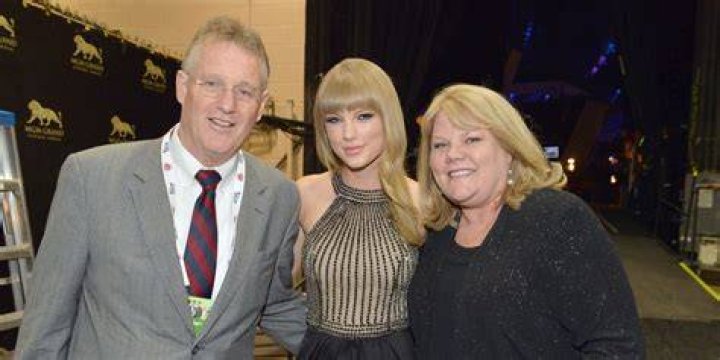 Los padres de Taylor Swift, Andrea y Scott, se divorciaron hace una
