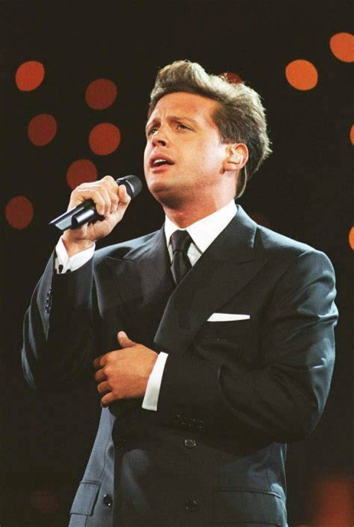 Luis Miguel Singing