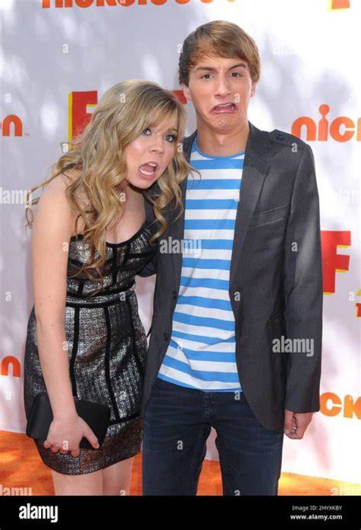 McCurdy & Lucas Cruikshank FRED Premiere! Photo 385106