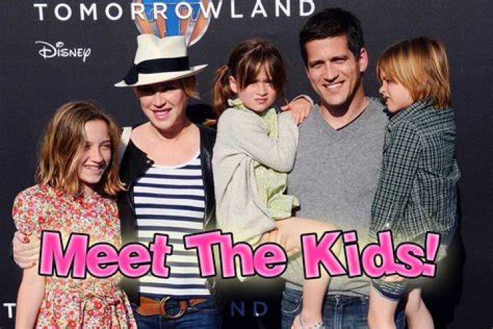 Meet Molly Ringwald's Beautiful Daughter And Twins Mathilda, Adele