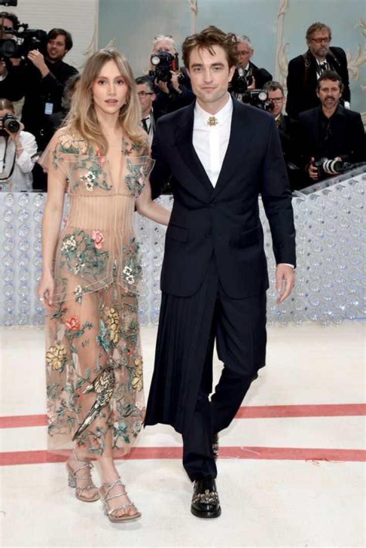 Met Gala 2023 Suki Waterhouse, Robert Pattinson Kiss, Cuddle