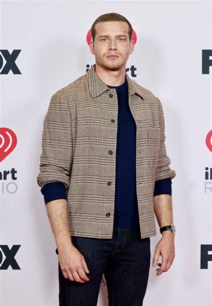Oliver Stark Age, Net Worth, Girlfriend, Family, Height and Biography