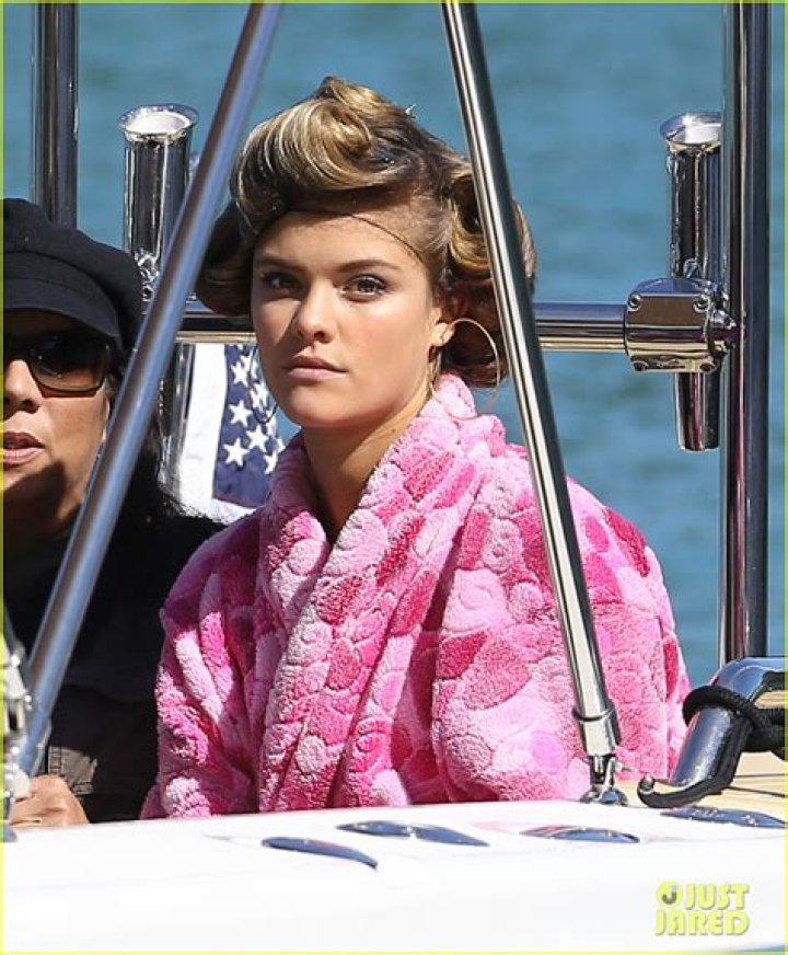 Photo nina agdal joins entourage guys on set for yacht scene 13