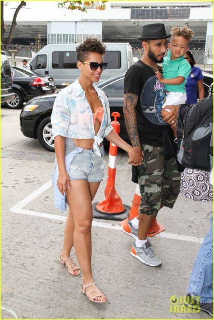 [PHOTOS] Alicia Keys Bikini Body Is Every Mom's Goal
