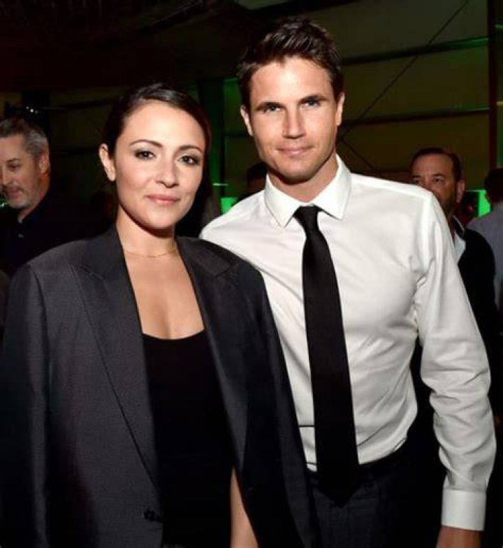 Robbie Amell siblings, wife, net worth, height, movies and TV shows
